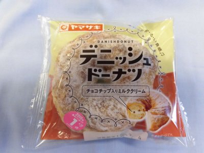 デニッシュドーナツ（チョコチップ入りミルククリーム）