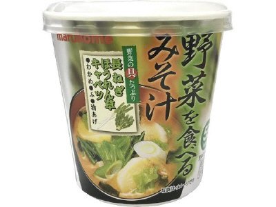 カップ野菜を食べるみそ汁