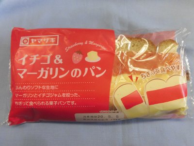 イチゴ&マーガリンのパン