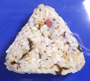 もち麦入りおにぎり梅おかか昆布