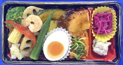 バジル野菜とチキンのもち麦入り弁当