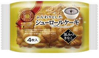ふんわりとしたシューロールケーキ（黒みつ＆きなこ）