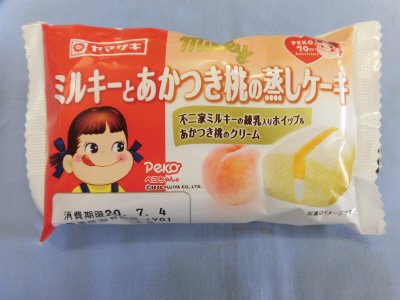 ミルキーとあかつき桃の蒸しケーキ(不二家ミルキーの練乳入りホイップ＆あかつき桃のクリーム）