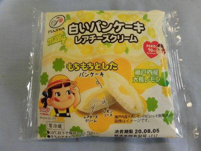 白いパンケーキ(レアチーズクリーム）