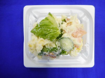 こだわりの野菜ポテトサラダ中