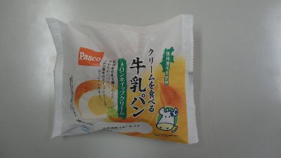 クリームを食べる牛乳パン　メロンホイップクリーム