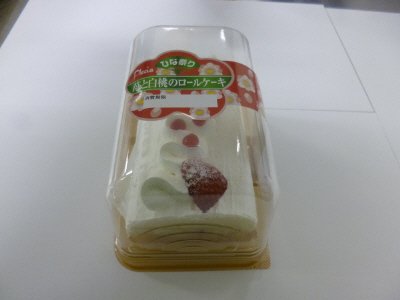 ひな祭り苺と白桃のロールケーキ