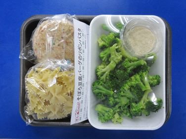 そぼろ豆腐バーグのリボンパスタ