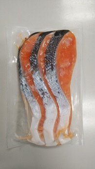 チリ産　塩銀鮭　３切　冷凍
