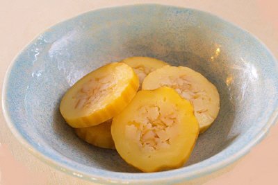 赤ワインのためのいかのチーズ巻き