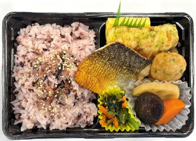 黒米ごはんと焼鯖の幕の内弁当