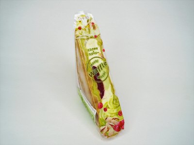 冷凍もちもちワッフル（ピスタチオ＆ラズベリー）