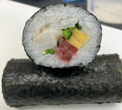 ハーフカットの海鮮太巻