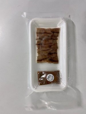 肝醤油で食べるホタルイカ刺身