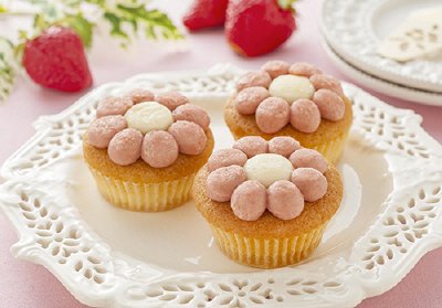 六本木アマンド　あまおう苺のフラワーケーキ