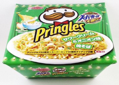 スーパーカップ大盛り　プリングルズ　サワークリーム＆オニオン味焼そば