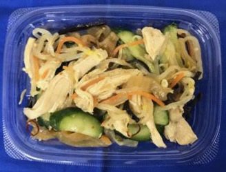 蒸し鶏と中華くらげの和え物