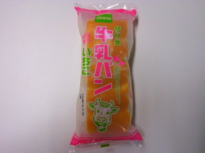 牛乳パン　いちご