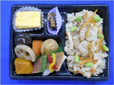 陸奥湾産帆立入りごはんと赤魚弁当