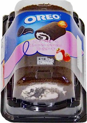 オレオクッキー＆ストロベリークリームのロールケーキ