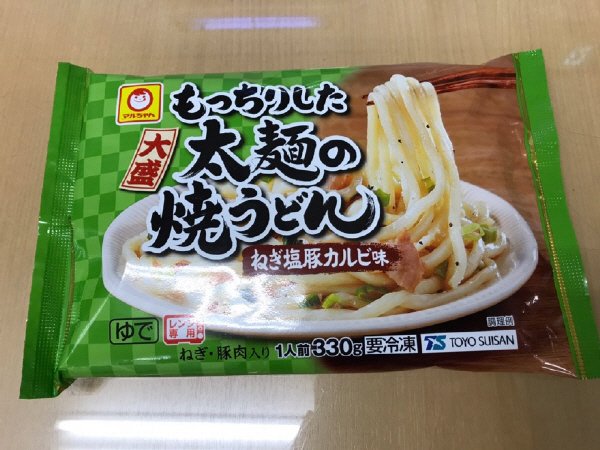 もっちりした太麺の焼うどん　ねぎ塩豚カルビ味