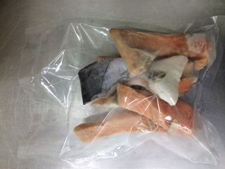 三陸育ちの塩銀鮭切身（甘口）切落し