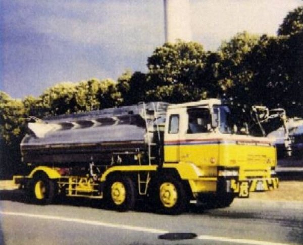 日清キャノーラ油　ミニローリー