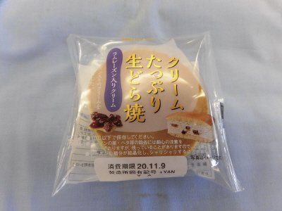 クリームたっぷり生どら焼（ラムレーズン入りクリーム）